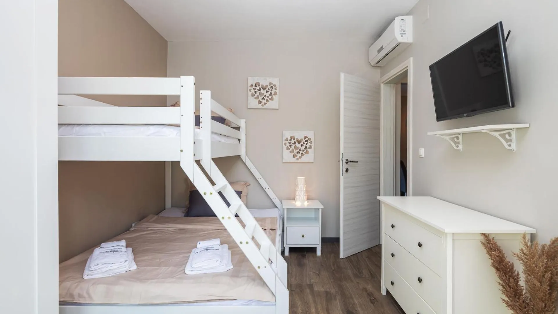 Villa Emma On Island Pag For 14 Persons With Sea View, Wellness & Pool Heating Pag Town Kroatien